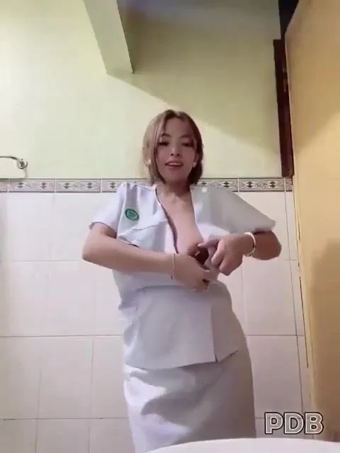 co-y-ta-vu-to-lon-mup-thu-dam-moc-lon-cho-benh-nhan-xem