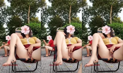Ngồi uống nước vỉa hè em chơi bạo không mặc quần lót kéo váy móc bướm cạnh người lạ