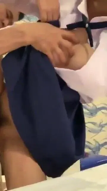 Đi học về chưa kịp thay đồ cháu gái 2k5 bị ông cậu họ bắt chân lên đụ.